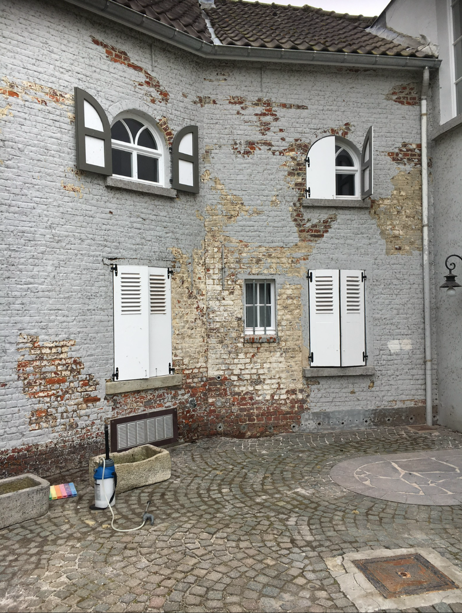 Kaleiwerk gevel voor behandeling