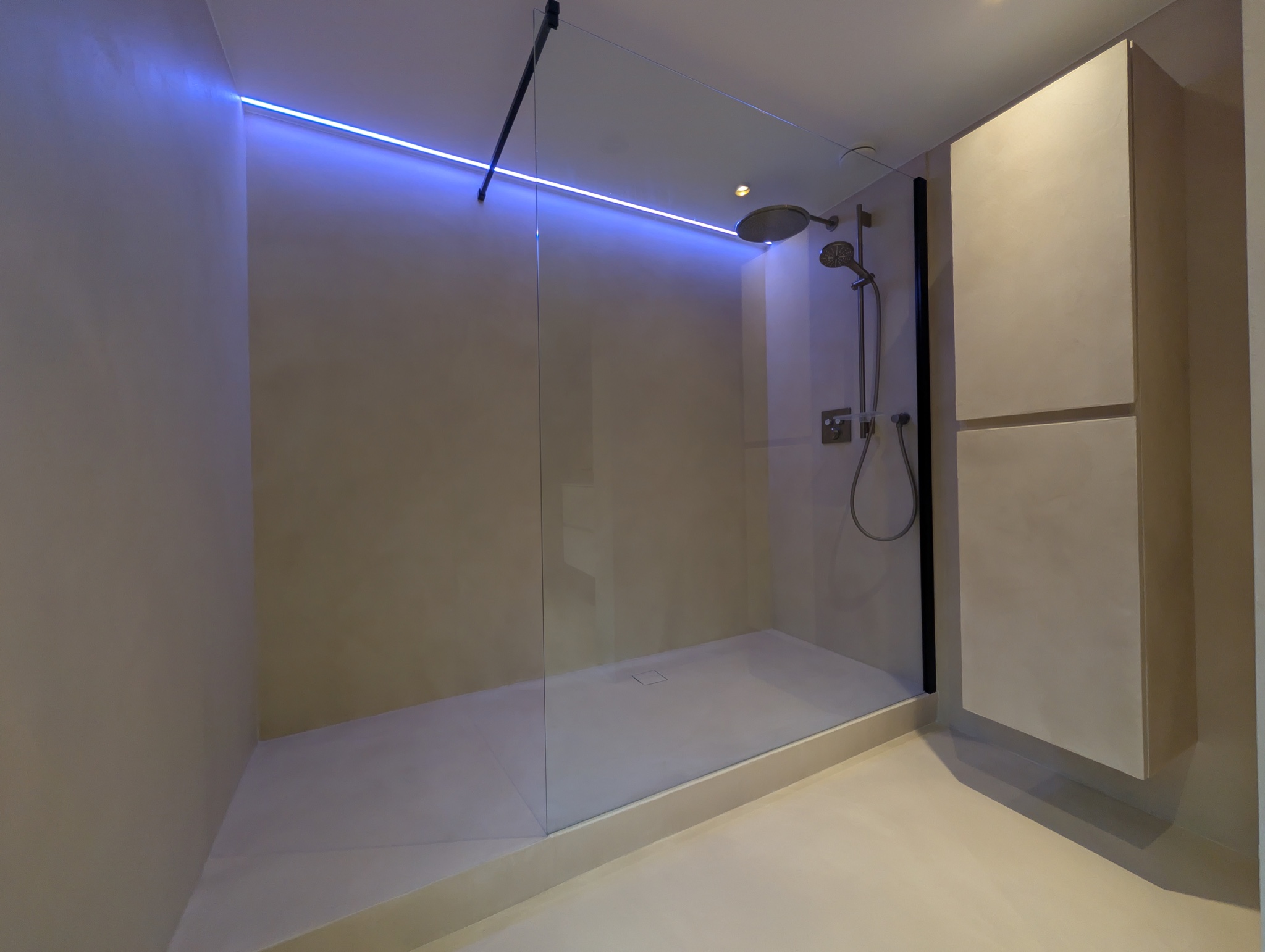 Microcement inloopdouche met naadloze wand- en vloerafwerking