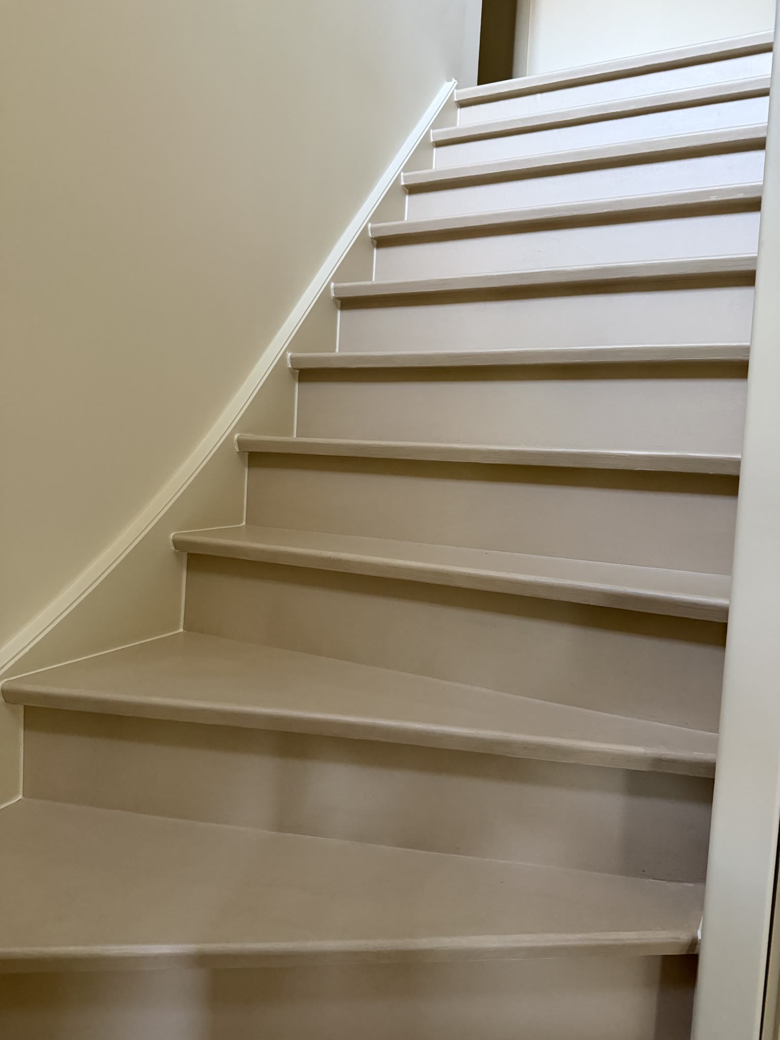 Trap met treden en stootborden afgewerkt in microcement