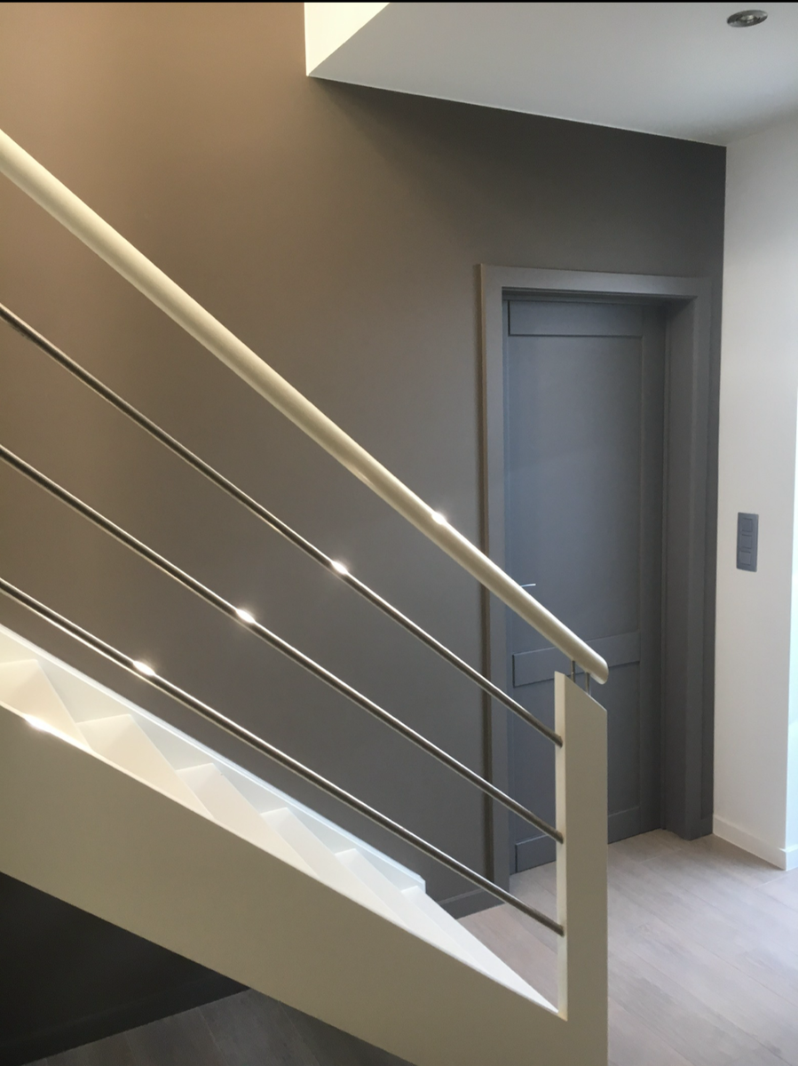 Traphal en deur schilderwerk