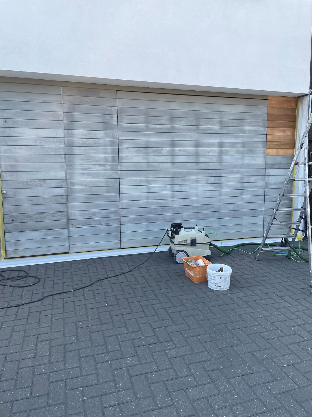 Verweerde, grijs uitgeslagen houten garagepoort voor het schilderen
