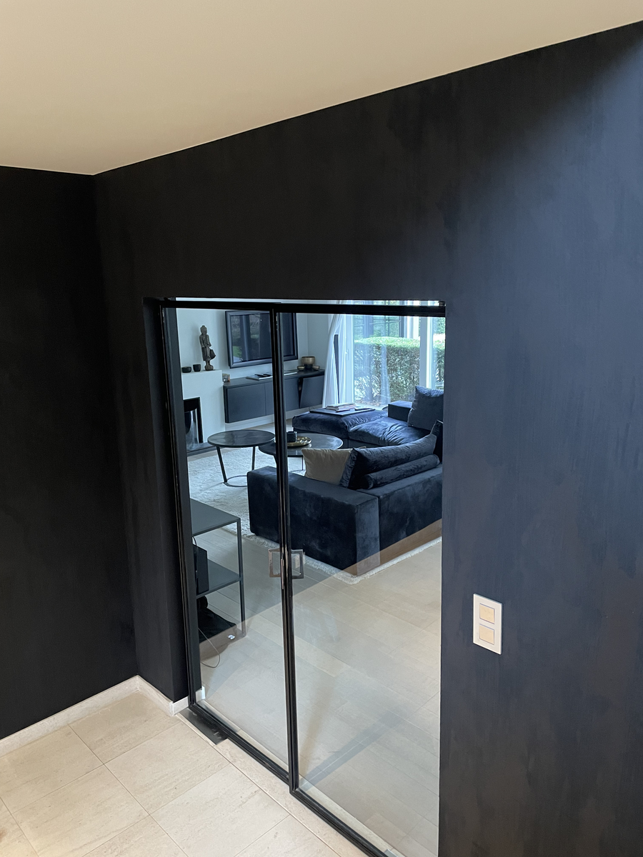 Donkere stuctechniek met glazen deur