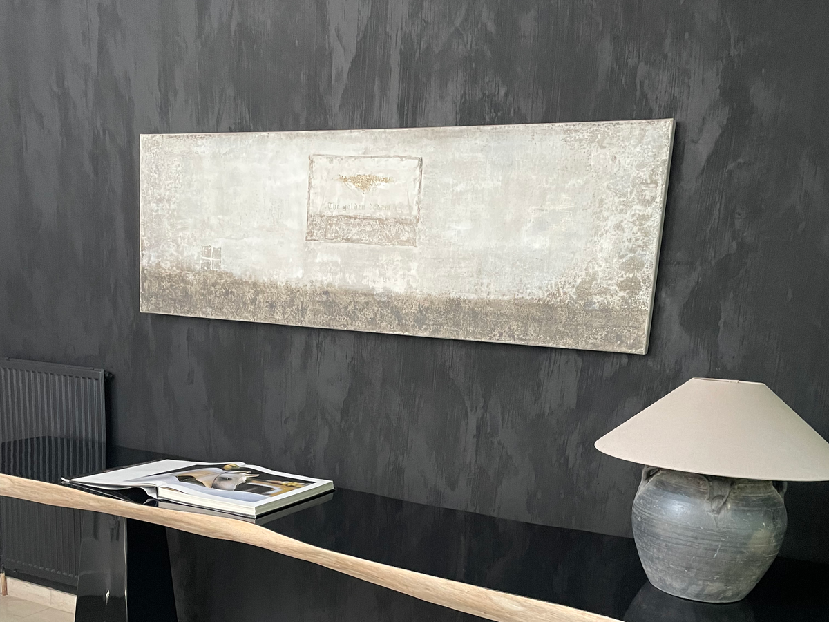 Donkere stuctechniek met kunstwerk